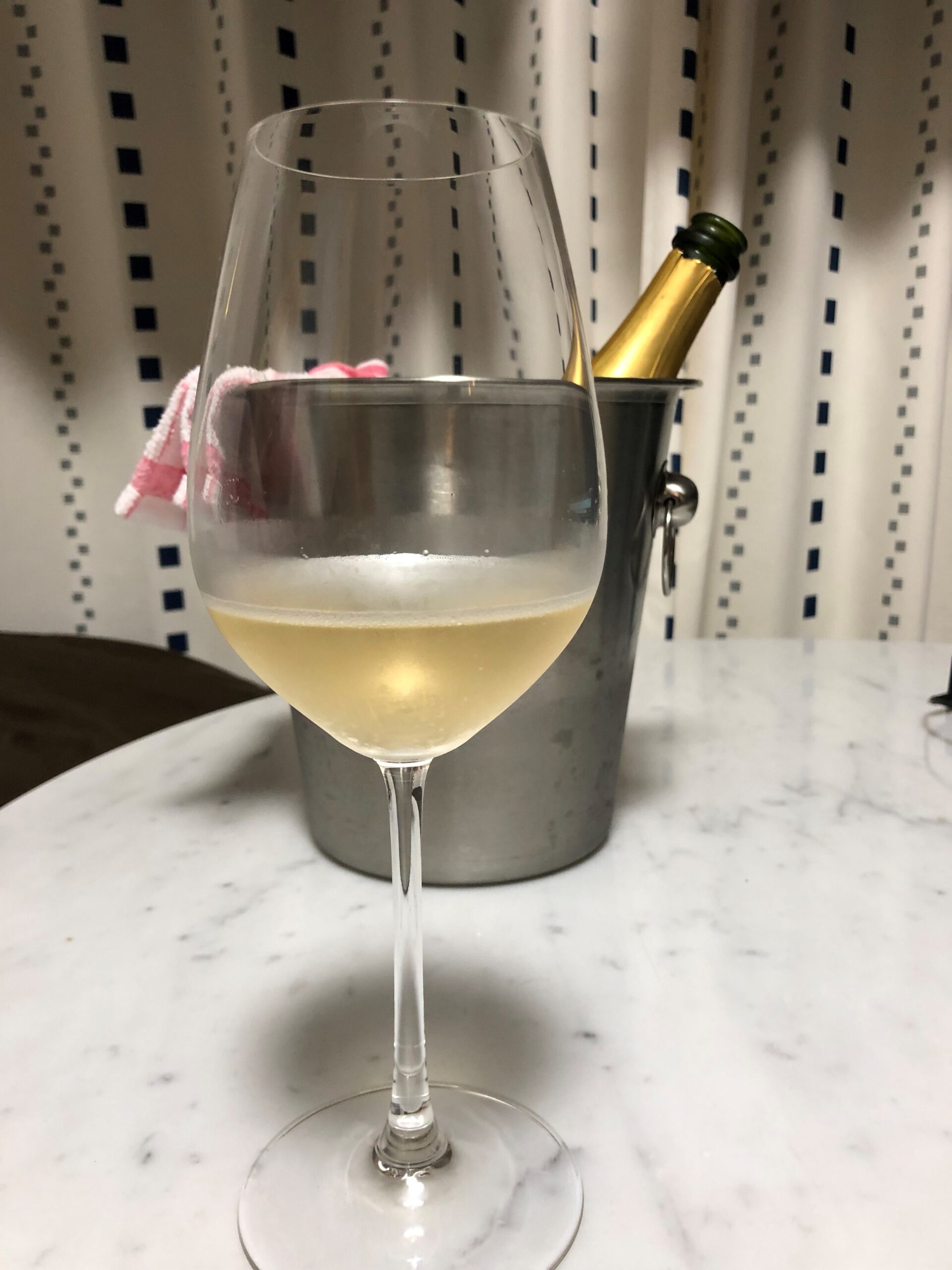 グラスに注いだワイン